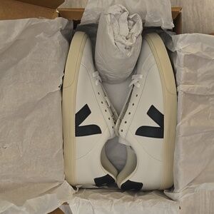 BRAND NEW Veja sneakers US size 8